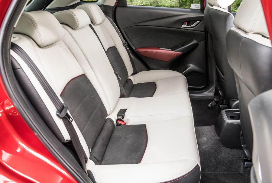 Интерьер Mazda CX-3 2015 года  (UK) (фото 17 из 47)